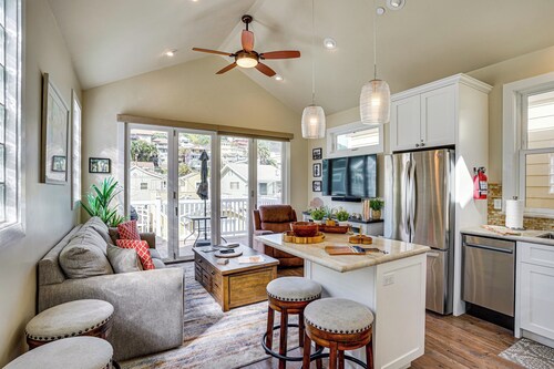 Walk to Bay & Pleasure Pier! Catalina Island Stay