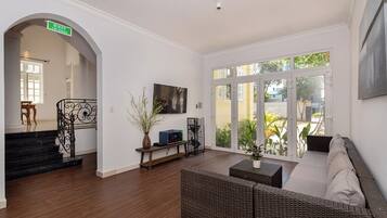 Smart TV, fireplace