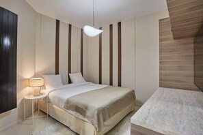 Tabla de planchar con plancha, cuna de viaje, wifi y ropa de cama