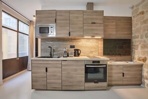 Fridge, microwave, oven, stovetop - Parisian Apartment - Oberkampf - Le Marais (Paris)