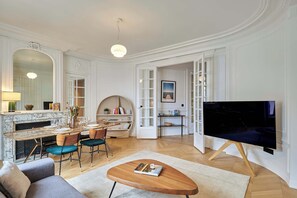 TV, fireplace, offices - Wonderful AC Apartment Terrace Madeleine Opera (Paris)