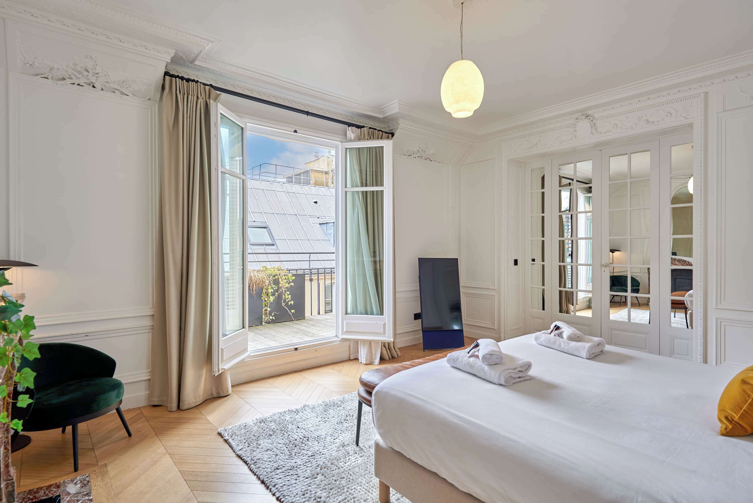 Tabla de planchar con plancha, cuna de viaje, wifi y ropa de cama 