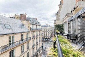 Outdoor dining - Wonderful AC Apartment Terrace Madeleine Opera (Paris)