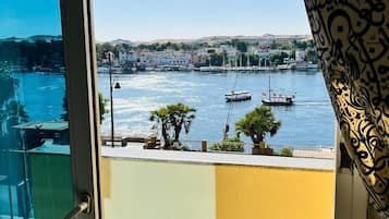 Dobbelt- eller tomannsrom – deluxe, balkong, elveutsikt | Innvendig