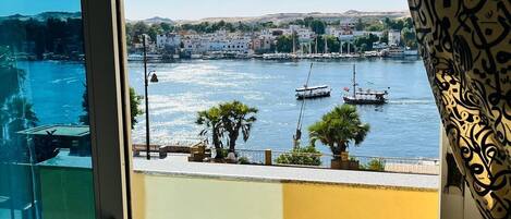 Kahden hengen deluxe-huone (yksi tai kaksi sÀnkyÀ), parveke, jokinÀköala | SisÀtilat