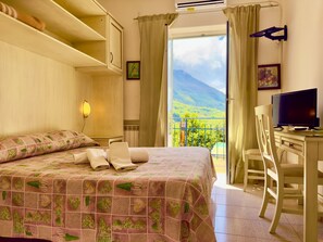 9 bedrooms, WiFi, bed sheets