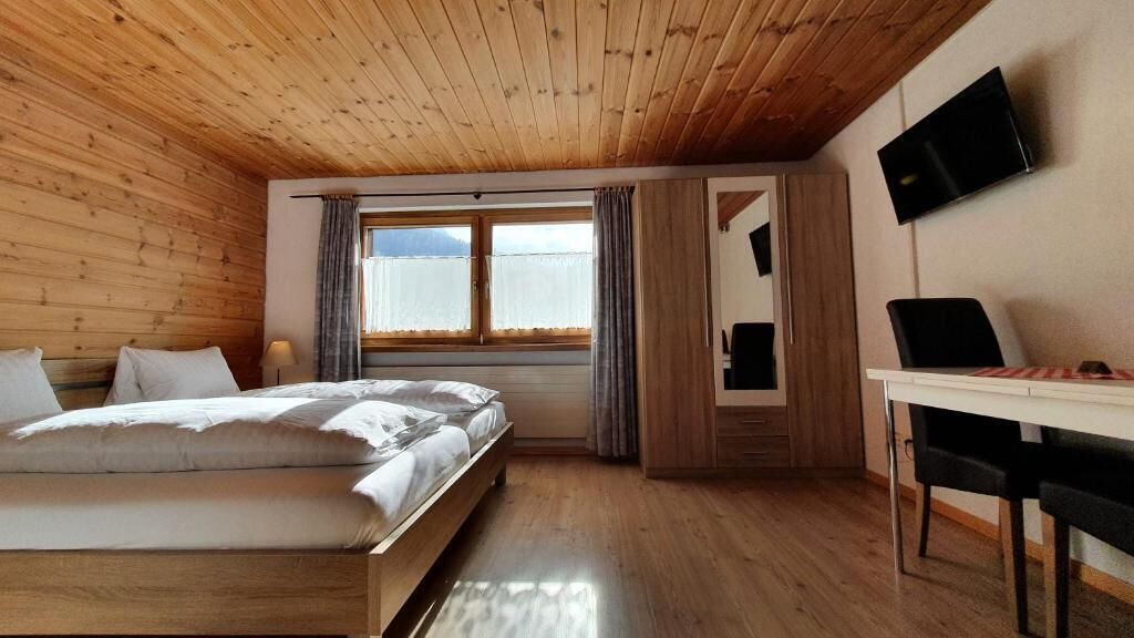 Habitación doble, vistas a la montaña | Escritorio y wifi gratis