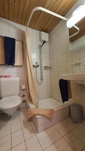 Eenpersoonskamer, uitzicht op bergen | Badkamer | Gratis toiletartikelen, een haardroger, handdoeken, zeep