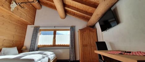 Quarto casal, vista para a montanha | Escrivaninha, Wi-Fi de cortesia