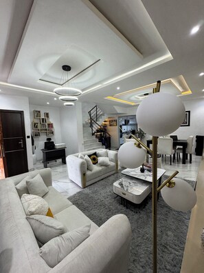 TV, fireplace - Luxury 3-Bedroom Haven in Lekki with 24/7 Power, High-Speed Wi-Fi & Private SUV (Lagos)