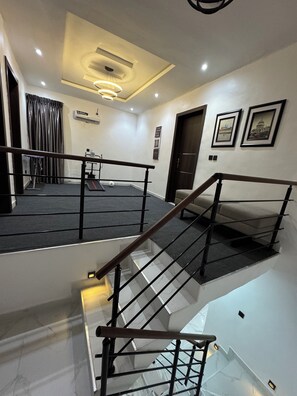 Interior - Luxury 3-Bedroom Haven in Lekki with 24/7 Power, High-Speed Wi-Fi & Private SUV (Lagos)