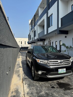 Property grounds - Luxury 3-Bedroom Haven in Lekki with 24/7 Power, High-Speed Wi-Fi & Private SUV (Lagos)