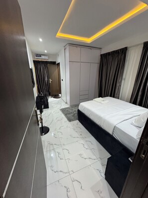 3 chambres, fer et planche à repasser, Wi-Fi, draps fournis
