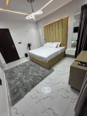 3 bedrooms, iron/ironing board, WiFi, bed sheets - Luxury 3-Bedroom Haven in Lekki with 24/7 Power, High-Speed Wi-Fi & Private SUV (Lagos)