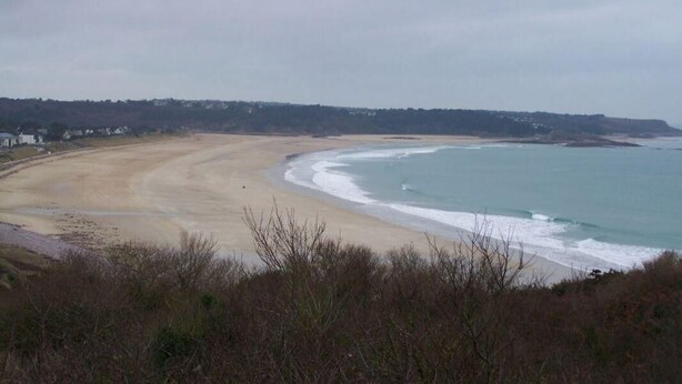 A beach with a sandy shore and a view of the ocean. - House sleeps 7, 10 minutes walk from the beach Pets welcome (Plurien)