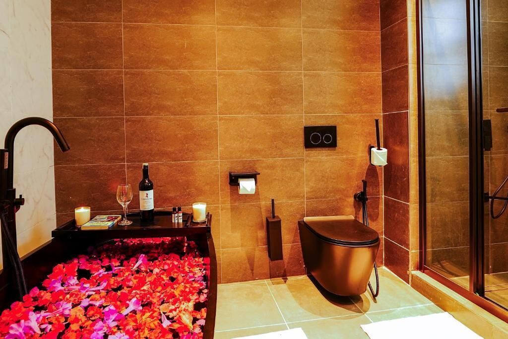 Couples treatment rooms, sauna, steam room, mud baths, aromatherapy