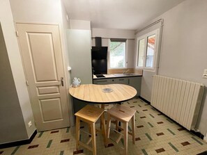 Dining - Cottage for 4 in Razines with Parking and Wifi (Razines)