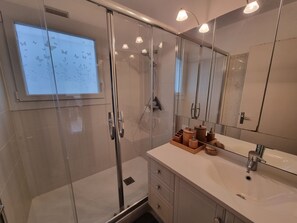 Bathroom - Family Apartment with Air Conditioning and Parking in Collioure (Collioure)