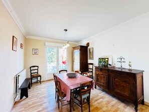 Dining - Fouras: Home for 6, 100m², No Special Amenities (Fouras)