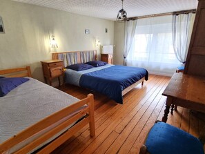 4 bedrooms, free WiFi, bed sheets - Spacious Family Cottage near the Vosges (Repaix)