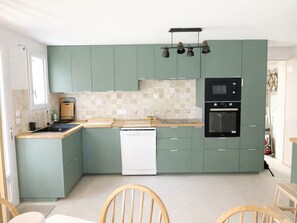 Microwave, oven, stovetop, dishwasher - 3 Bedroom Villa Near Beach with Wifi (La Tranche-sur-Mer)