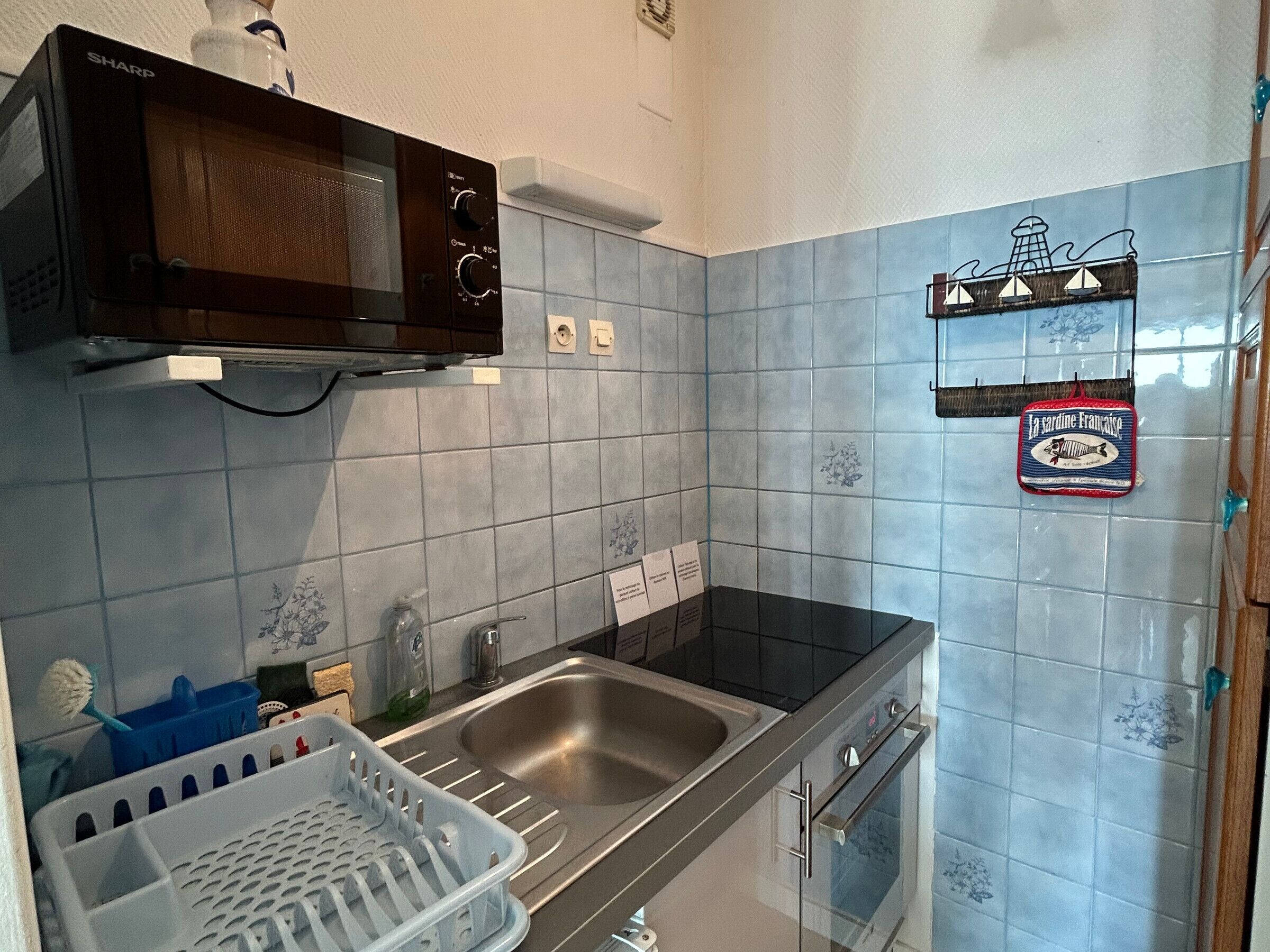 Jääkaappi, mikroaaltouuni, liesi, kahvin-/teenkeitin