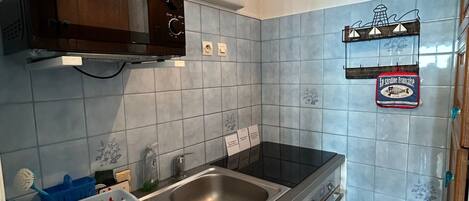 Jääkaappi, mikroaaltouuni, liesi, kahvin-/teenkeitin