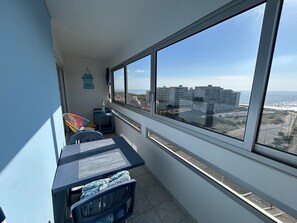 Dining - Sea View Apartment - 7th Floor, Nearby Beach (Saint-Hilaire-de-Riez)