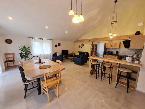 Gîte Rénové avec Terrasse et Parking en Campagne