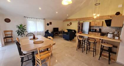 Gßte Rénové avec Terrasse et Parking en Campagne