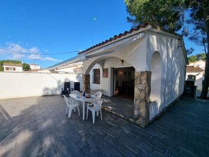 Outdoor dining - Charming house near the beach in L’Escala (L'Escala)