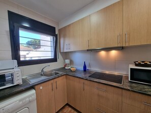 Fridge, microwave, coffee/tea maker, toaster - Charming house near the beach in L’Escala (L'Escala)