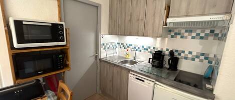 Fridge, microwave, stovetop, dishwasher