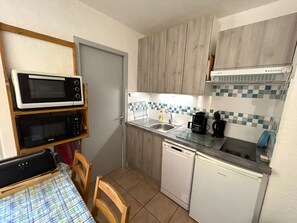 Fridge, microwave, stovetop, dishwasher - Argelès-sur-Mer: Cozy 4-person apartment with terrace, near the beach (Argelès-sur-Mer)