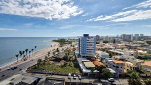 Eine Küstenlandschaft mit Strand, einer Straße und Gebäuden.