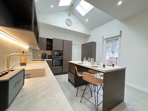 Fridge, microwave, oven, stovetop - Renovated House in Arcachon, Garden & AC (Arcachon)