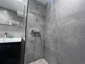 Bathroom - 32m² Flat in Cauterets Center, Near Gondolas (Cauterets)