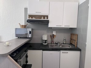 Jääkaappi, mikroaaltouuni, kahvin-/teenkeitin, leivänpaahdin