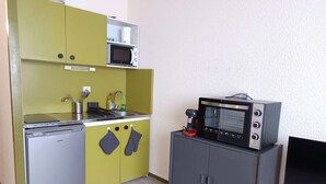 Een koffiezetapparaat/waterkoker, een magnetron, een broodrooster