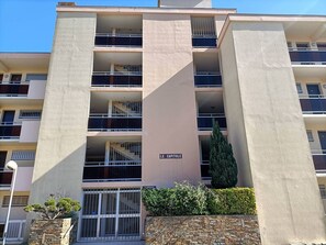 Exterior - Renovated Narbonne Apartment 100m from the Beach, with Terrace & Private Parking, Air Conditioning (Narbonne)
