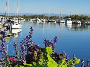 Marina - Renovated Narbonne Apartment 100m from the Beach, with Terrace & Private Parking, Air Conditioning (Narbonne)