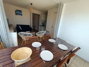 Dining - Apartment for 5 with pool, WiFi and parking (Fleury-Saint-Pierre-la-Mer)