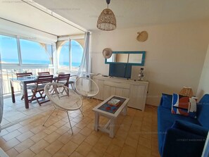 TV - Apartment for 5 with pool, WiFi and parking (Fleury-Saint-Pierre-la-Mer)