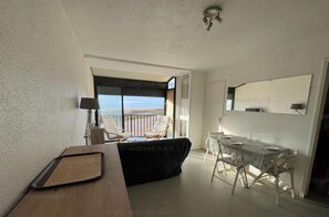 TV - Sea view apartment steps from the beach (Fleury-Saint-Pierre-la-Mer)