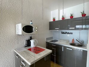 Fridge, microwave, coffee/tea maker - Studio for 4 with Aircon & Parking, Gruissan Port (Gruissan)