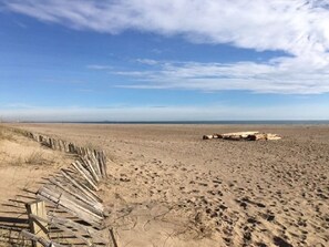 Beach nearby - Furnished 4-Person Apartment 200m from the Sea with Private Parking (Fleury-Saint-Pierre-la-Mer)