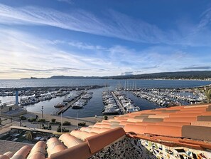 Marina - Charming T3 with Sea View Terraces - Perfect for 4 (Saint-Cyr-sur-mer- La Madrague)