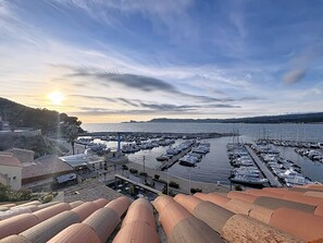 A marina with boats docked, a clear sky, and a sunset. - Charming T3 with Sea View Terraces - Perfect for 4 (Saint-Cyr-sur-mer- La Madrague)