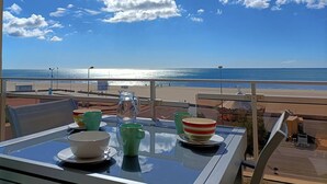 A table with a clear view of the beach and ocean. - Apartment in Narbonne, Terrace with Sea View (Narbonne)