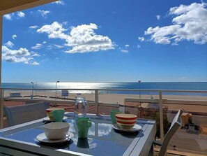 Outdoor dining - Apartment in Narbonne, Terrace with Sea View (Narbonne)